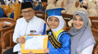 Dr Maulana bersama isteri tercinta dr Nadiyah saat menghadiri wisuda Tahfidz sang anak.