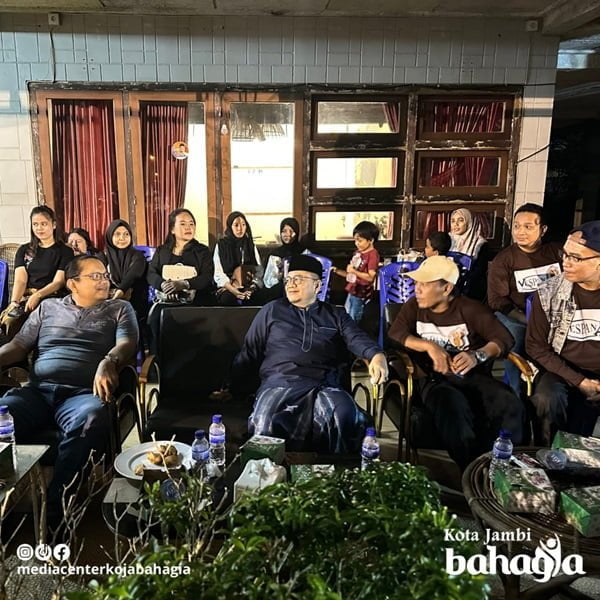 dr maulana hadiri anniversary ke 17 tahun slank fans club jambi di rpm dr maulana hadiri anniversary ke 17 tahun slank fans club jambi di rpm