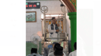 dr maulana saat menjadi khotib shalat jum'at di masjid nur rohimah rt 15 kelurahan bakung jaya