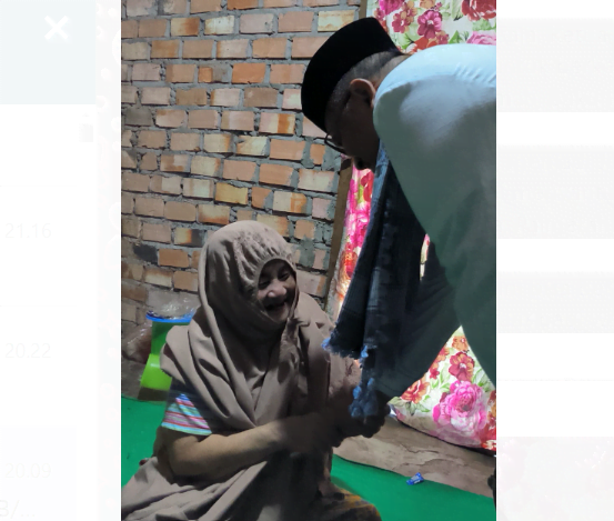 dr maulana saat sambangi salah satu warga disekitar masjid nur rohimah bakung jaya, palmerah. dr maulana saat sambangi salah satu warga disekitar masjid nur rohimah bakung jaya, palmerah.