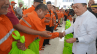 gubernur jambi, al haris saat berikan bantuan sembako ke petugas kebersihan kota jambi
