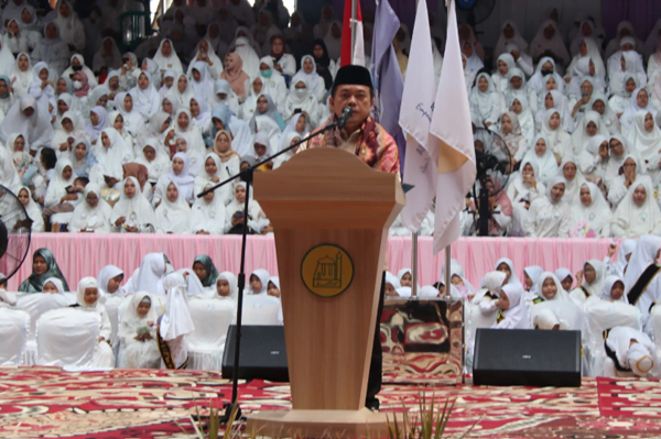 gubernur jambi, al haris saat menghadiri wisuda akbar tahfidz al qur’an ke xiii sekolah islam terpadu (sit) nurul ‘ilmi jambi