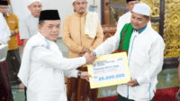 gubernur jambi, al haris saat serahkan bantuan 270 juta rupiah untuk masjid dan musholla secara simbolis pada kegiatan safari ramadhan di muara bungo.