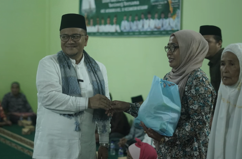 H. Maulana safari ramadan dan bagikan paket sembako kepada warga Kenali Asam Atas. H. Maulana safari ramadan dan bagikan paket sembako kepada warga Kenali Asam Atas.