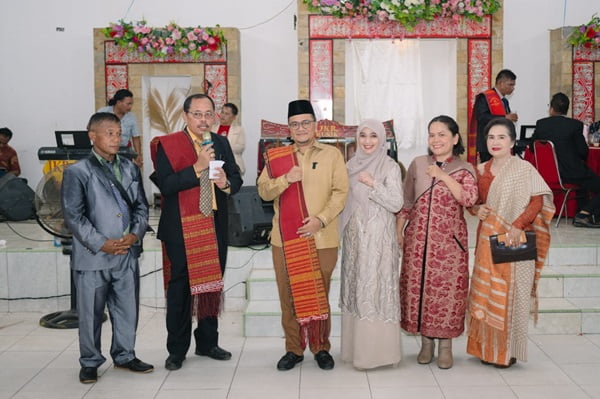h. maulana bersama istri hadiri pesta bona taon raja sitanggang anak boru bere se kota jambi