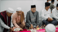 h. maulana dan ustadz zayadi makan bersama tokoh masyarakat seberang kota jambi h. maulana dan ustadz zayadi makan bersama tokoh masyarakat seberang kota jambi