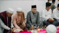 h. maulana dan ustadz zayadi makan bersama tokoh masyarakat seberang kota jambi