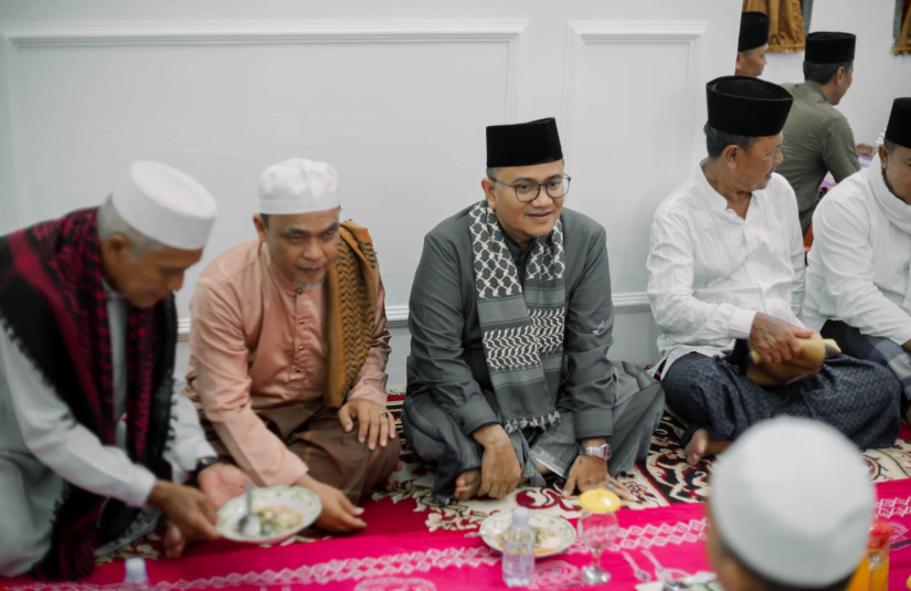 h. maulana dan ustadz zayadi makan bersama tokoh masyarakat seberang kota jambi h. maulana dan ustadz zayadi makan bersama tokoh masyarakat seberang kota jambi