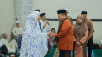 h. maulana didampingi istri saat serahkan paket sembako kepada warga simpang tiga sipin. h. maulana didampingi istri saat serahkan paket sembako kepada warga simpang tiga sipin.