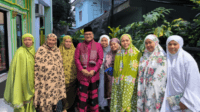 h. maulana foto bersama emak emak setelah mengisi tausiyah subuh di masjid al maghfiroh komplek perumahan bakung jaya.
