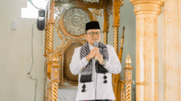 h. maulana menjadi imam dan khotib sholat jumat di masjid istiqomah penyengat rendah