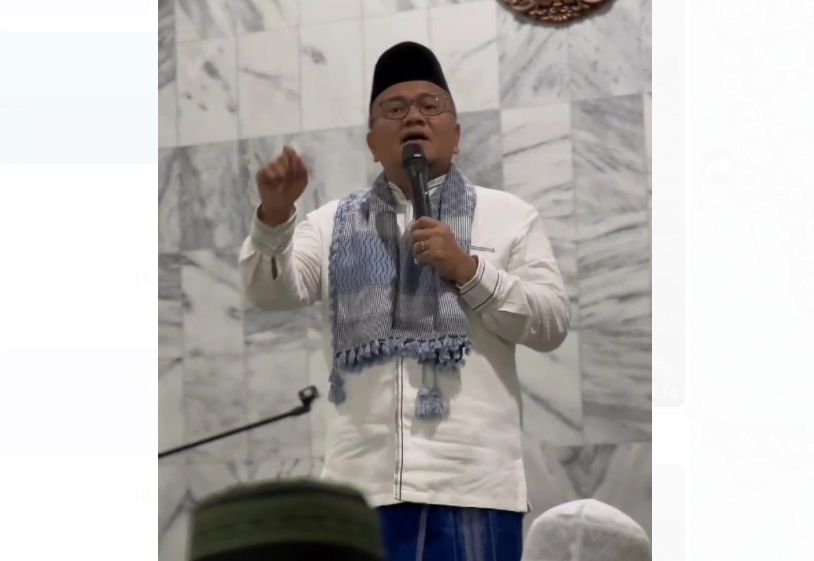 h. maulana menjadi imam tarawih di langgar an nur kebon handil h. maulana menjadi imam tarawih di langgar an nur kebon handil