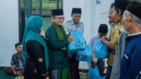 h. maulana menyerahkan bantuan sembako disaat acara buka bersama warga talang gulo.