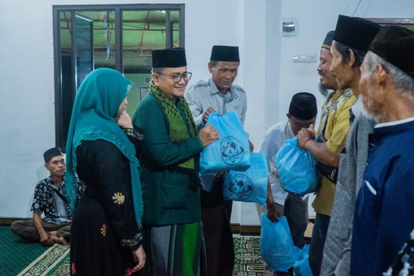 h. maulana menyerahkan bantuan sembako disaat acara buka bersama warga talang gulo. h. maulana menyerahkan bantuan sembako disaat acara buka bersama warga talang gulo.