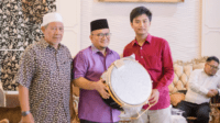 h. maulana serahkan alat musik hadroh kepada pengurus masjid al aqsha sungai asam kota jambi h. maulana serahkan alat musik hadroh kepada pengurus masjid al aqsha sungai asam kota jambi