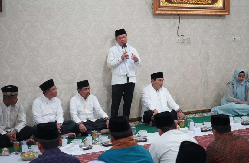 Gubernur Jambi, Al Haris menyerahakan Piagam dan Bantuan Pensiunan Aparatur Sipil Negara (ASN) Guru dilingkup Pemerintah Provinsi (Pemprov) Jambi yang berada di Kabupaten Sarolangun