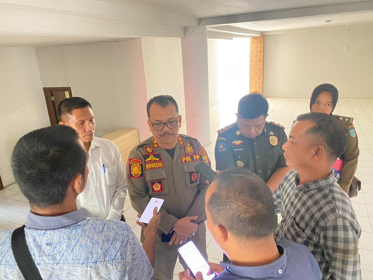 Kasat Pol PP Shobraini saat di wawancara wartawan usai hearing bersama komisi DPRD Merangin. 