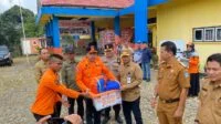 Pj Bupati Merangin H Mukti menyerahkan bantuan logistik BNPB RI kepada 10 Kecamatan terdampak bencana alam banjir di halaman kantor BPBD Merangin. Senin (11/3/2024).