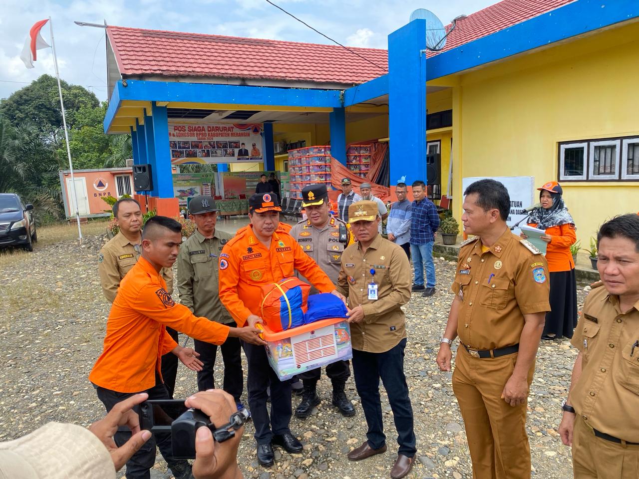 Pj Bupati Merangin H Mukti menyerahkan bantuan logistik BNPB RI kepada 10 Kecamatan terdampak bencana alam banjir di halaman kantor BPBD Merangin. Senin (11/3/2024).