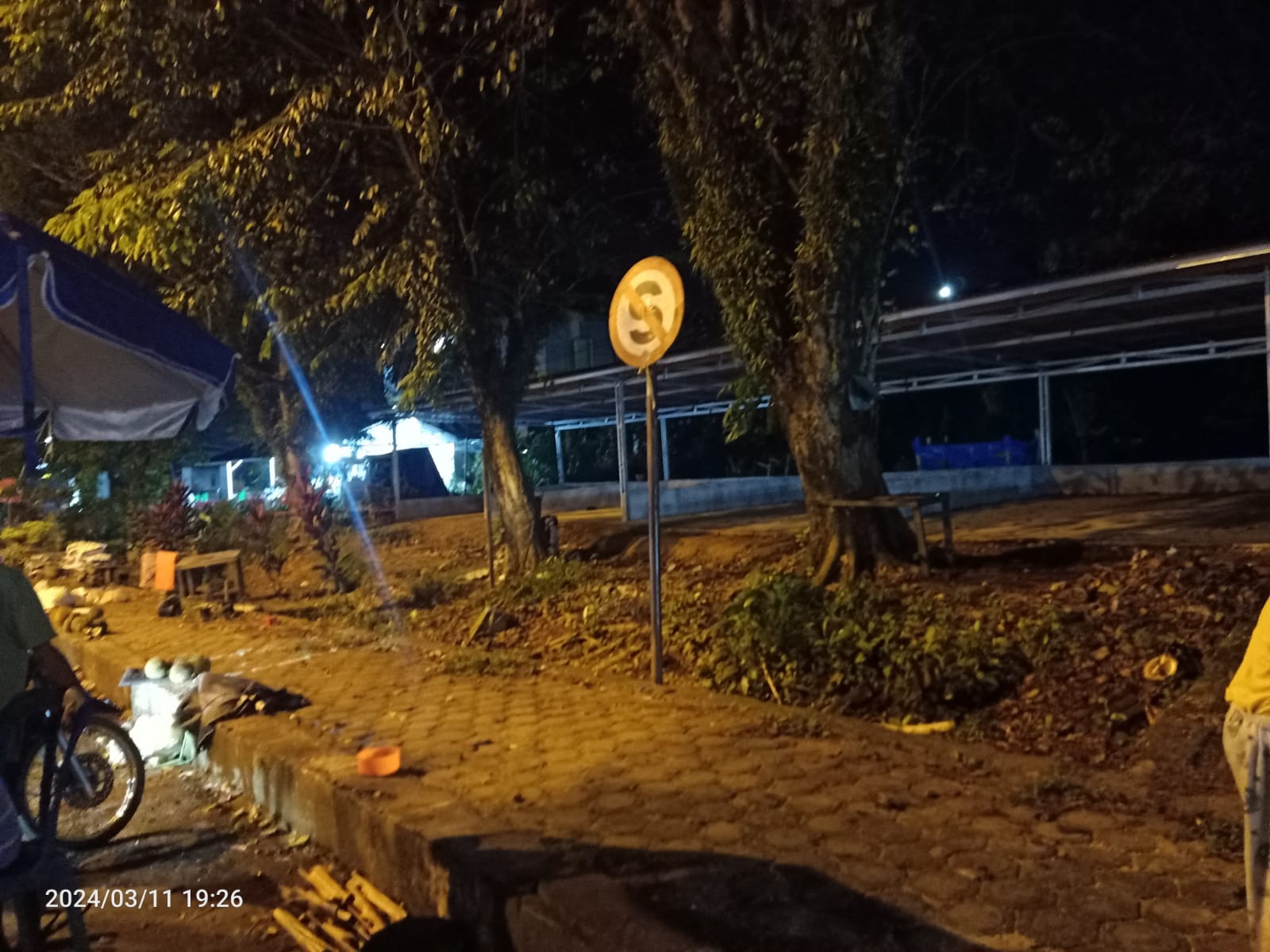 Tampak bangunan tanpa izin diatas Ruang Terbuka Hijau (RTH) di wilayah Perkotaan Bangko yang belum dibongkar Satpolpp Merangin. Senin (11/3/2024). Tampak bangunan tanpa izin diatas Ruang Terbuka Hijau (RTH) di wilayah Perkotaan Bangko yang belum dibongkar Satpolpp Merangin. Senin (11/3/2024).