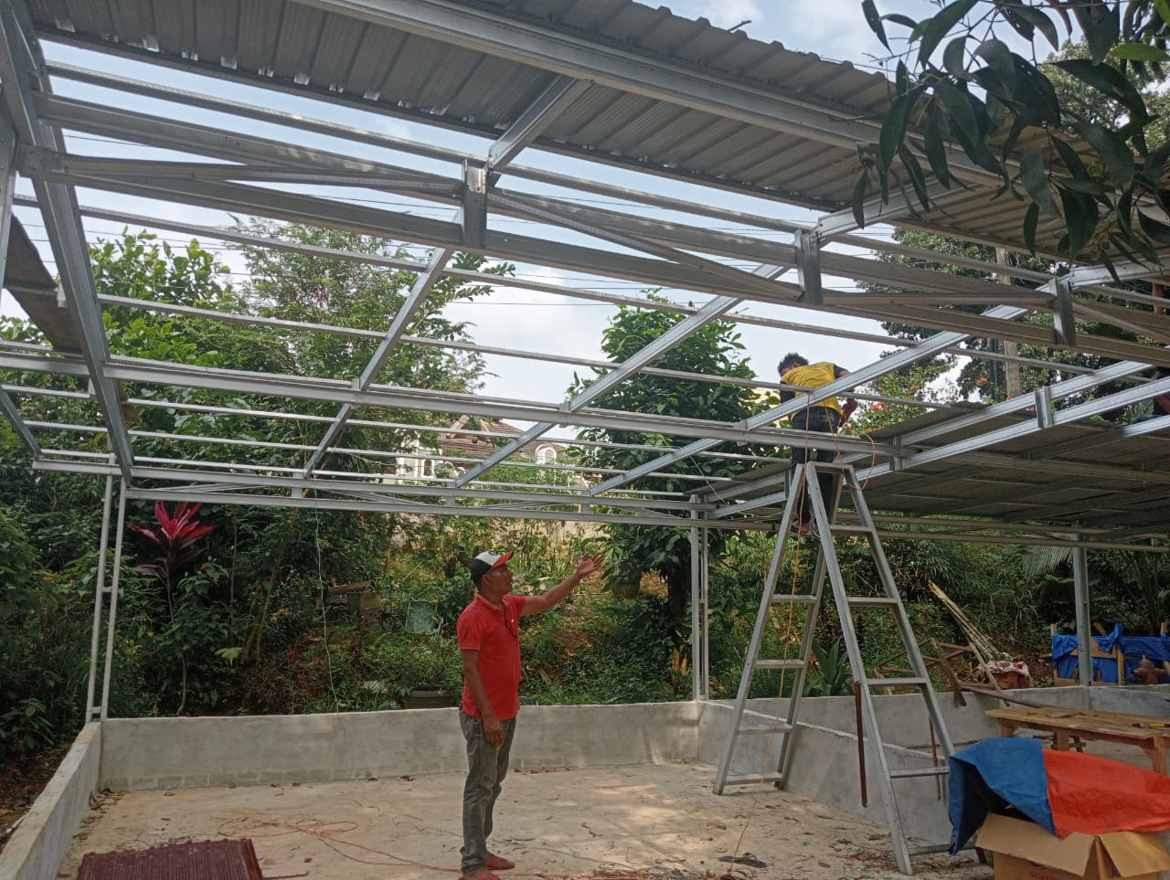 Tampak bangunan kios tanpa izin di atas RTH dibongkar secara mandiri oleh pihak pengembang. Senin (18/3/2024).