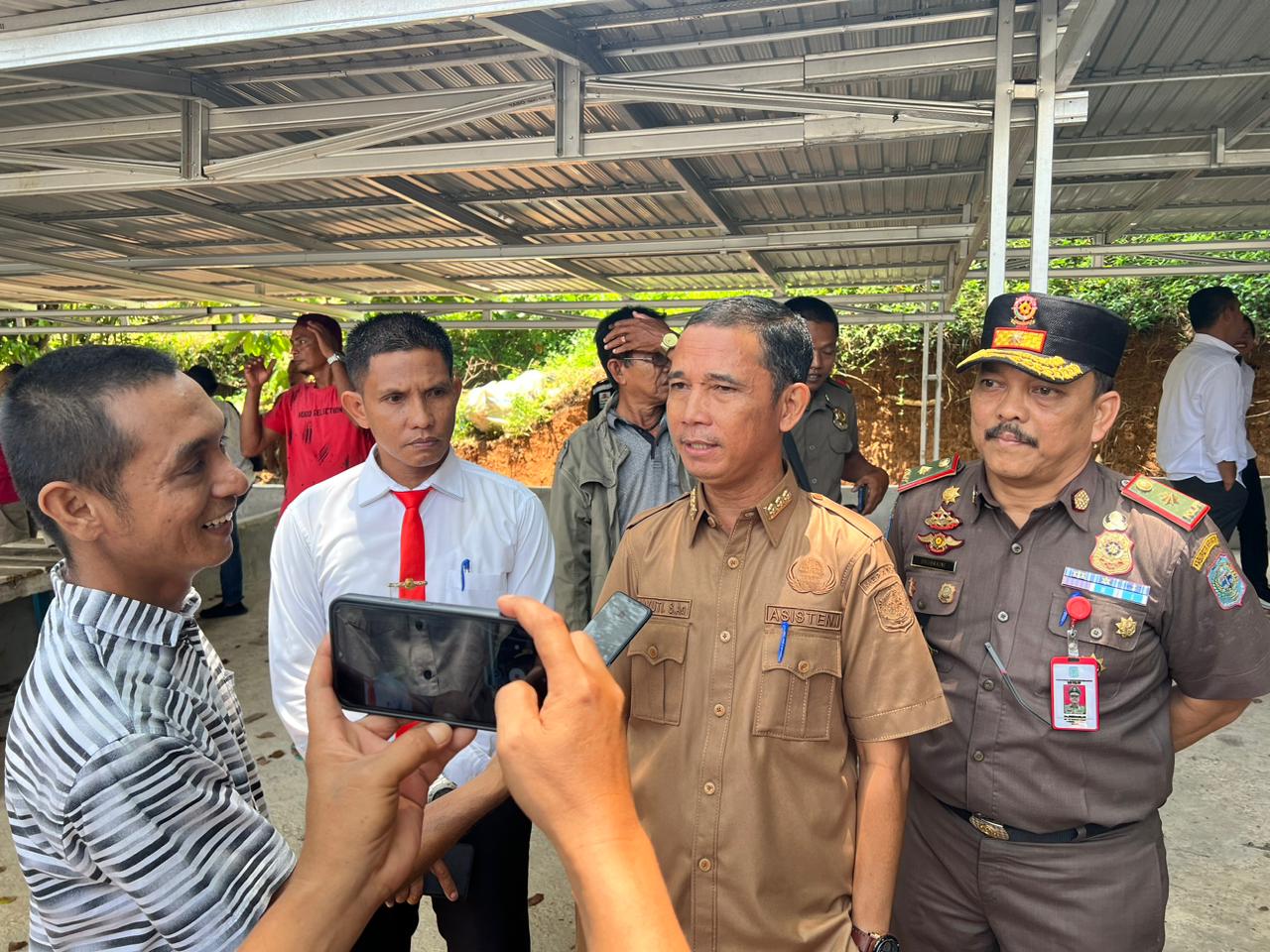 Asisten I Setda Merangin M Sayuti saat memberikan keterangan pers usai pembongkaran kios tanpa izin RTH. Senin (18/3/2024). Asisten I Setda Merangin M Sayuti saat memberikan keterangan pers usai pembongkaran kios tanpa izin RTH. Senin (18/3/2024).