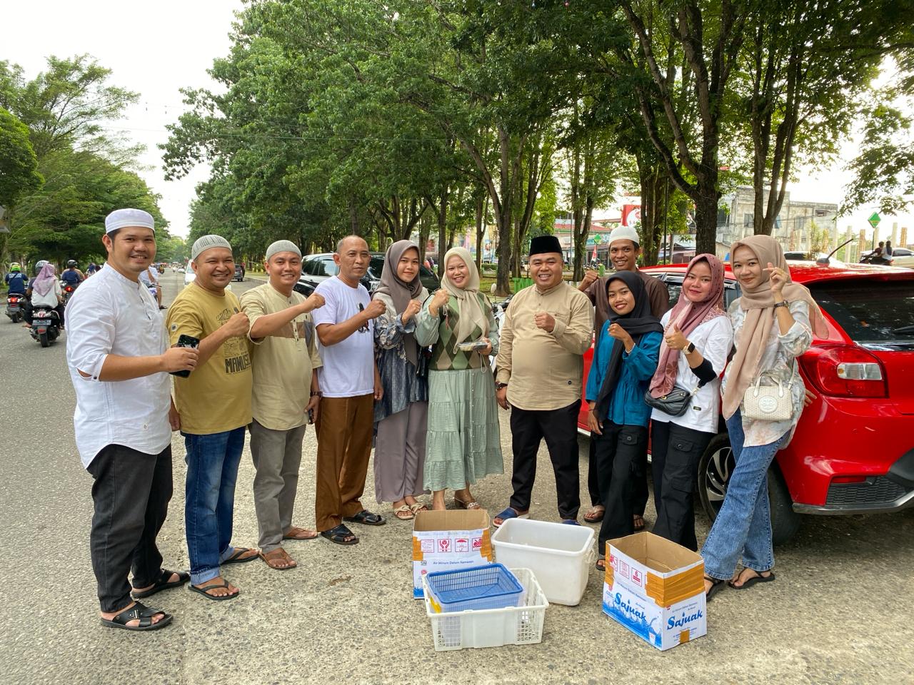 Tampak rombongan Sekwan beserta jajaran bagikan ratusan paket takjil kepada pengguna jalan.