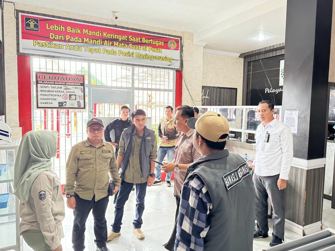 Memastikan pelaksanaan Pemungutan dan Penghitungan Suara (Putungra) TPS khusus di Lapas Kelas IIB Bangko berjalan sesuai aturan, Badan Pengawas Pemilu (Bawaslu) Kabupaten Merangin lakukan pengawasan langsung. Memastikan pelaksanaan Pemungutan dan Penghitungan Suara (Putungra) TPS khusus di Lapas Kelas IIB Bangko berjalan sesuai aturan, Badan Pengawas Pemilu (Bawaslu) Kabupaten Merangin lakukan pengawasan langsung.