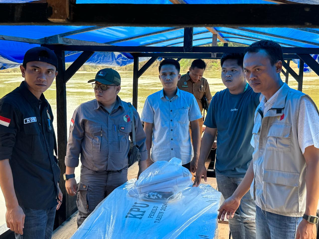 Pastikan pendistribusian logistik Pemilu sampai ke seluruh wilayah Kabupaten Merangin sesuai tahapan, Bawaslu Merangin dan jajaran lakukan pengawasan melekat. Pastikan pendistribusian logistik Pemilu sampai ke seluruh wilayah Kabupaten Merangin sesuai tahapan, Bawaslu Merangin dan jajaran lakukan pengawasan melekat.