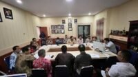 Plt Sekretaris DPRD Merangin, Razali perkenalkan kabupaten Merangin saat kunjungan kerja DPRD kota Bukittinggi. Rabu (27/3/2024).