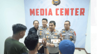 kabid humas polda jambi, kombes pol mulia prianto saat diwawancarai awak media. kabid humas polda jambi, kombes pol mulia prianto saat diwawancarai awak media.