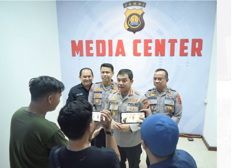 kabid humas polda jambi, kombes pol mulia prianto saat diwawancarai awak media.