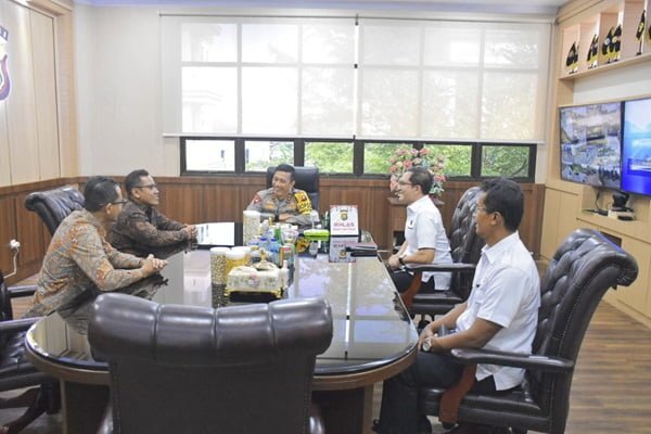 kapolda jambi, irjen pol. rusdi hartono saat menerima silaturahmi perwakilan bank indonesia (bi) provinsi jambi.
