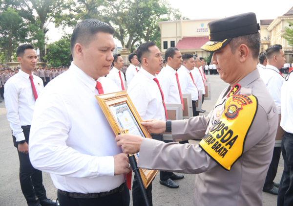 kapolda jambi,irjen pol. irjen pol. rusdi hartono saat serahkan piagam penghargaan ke personil kapolda jambi,irjen pol. irjen pol. rusdi hartono saat serahkan piagam penghargaan ke personil