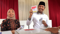 ketua dprd provinsi jambi, edi purwanto bersama istri saat ikut serta dalam pencoblosan.