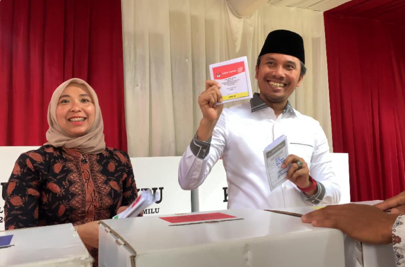 ketua dprd provinsi jambi, edi purwanto bersama istri saat ikut serta dalam pencoblosan.