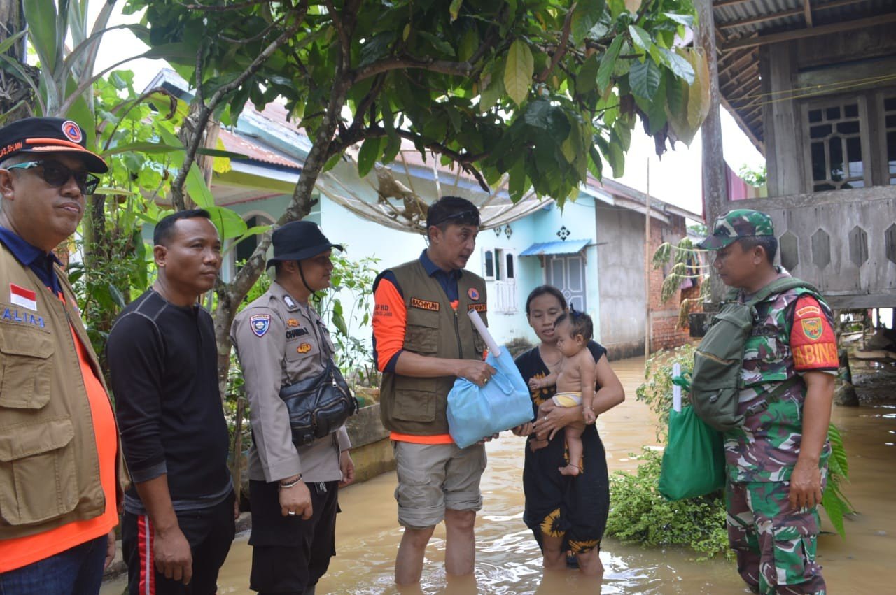 penyerahan bantuan korban banjir