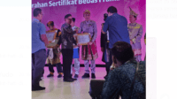 pj bupati muaro jambi, bachyuni deliansyah saat menerima sertifikat dari kemenkes ri bebas frambusia. pj bupati muaro jambi, bachyuni deliansyah saat menerima sertifikat dari kemenkes ri bebas frambusia.