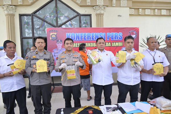 polda jambi gagalkan peredaran 10 kg sabu polda jambi gagalkan peredaran 10 kg sabu