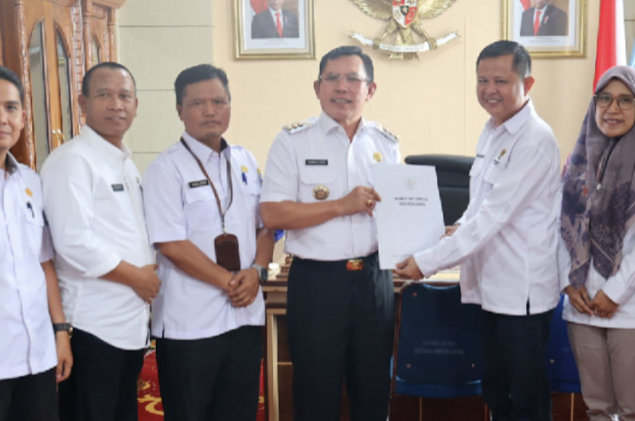 Walikota Sungai Penuh bersama Komisi Informasi Provinsi Jambi. Foto: (Oga/Jambiseru.com)