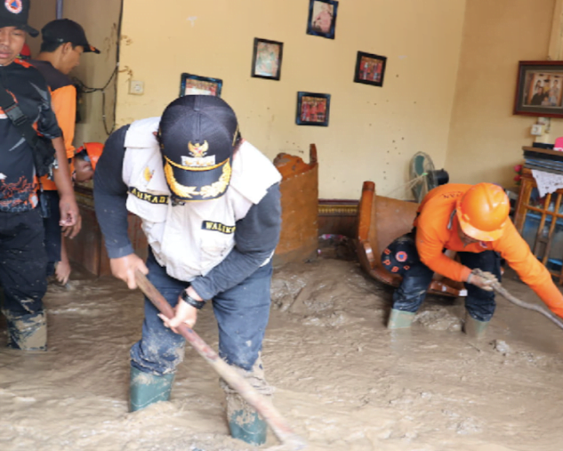 Walikota Sungai Penuh ikut membantu warga dan petugas membersihkan material banjir dan longsor. Foto: (Oga/Jambiseru.com)