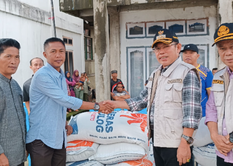 Wako Ahmadi serahkan bantuan untuk 19 Desa yang terdampak banjir. Foto: Oga.Jambiseru.com Wako Ahmadi serahkan bantuan untuk 19 Desa yang terdampak banjir. Foto: Oga.Jambiseru.com