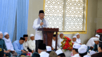 Wakil Gubernur Jambi, Abdullah Sani saat menghadiri acara Ziarah Kubro dan Haul Masyayikh Tsamaratul Insan yang diselenggarakan di Masjid Jami’ Azharussa’adah Ponpes Sa’adatuddaren.