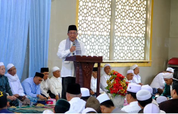 Wakil Gubernur Jambi, Abdullah Sani saat menghadiri acara Ziarah Kubro dan Haul Masyayikh Tsamaratul Insan yang diselenggarakan di Masjid Jami’ Azharussa’adah Ponpes Sa’adatuddaren.