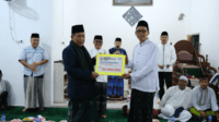 Wakil Gubernur Jambi, Abdullah Sani saat menyerahkan bantuan secara simbolis pada kegiatan Safari Ramadhan 1445 H Pemerintah Provinsi Jambi, bertempat di Masjid Nurul Ibad Desa Pondok Meja.