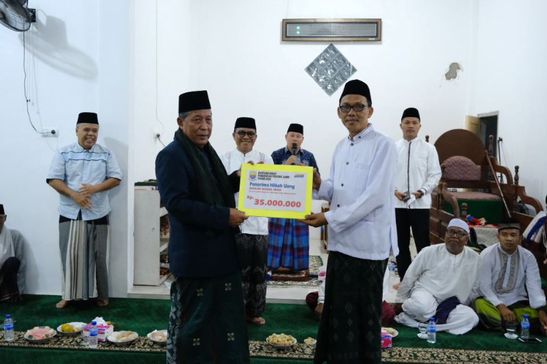 Wakil Gubernur Jambi, Abdullah Sani saat menyerahkan bantuan secara simbolis pada kegiatan Safari Ramadhan 1445 H Pemerintah Provinsi Jambi, bertempat di Masjid Nurul Ibad Desa Pondok Meja.
