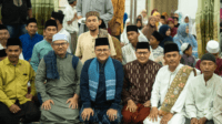 H.Maulana Safari Ramadan dan menjadi imam Sholat Tarawih di Masjid Darul Muslim RT 01, Kelurahan Kenali Asam.