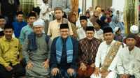 H.Maulana Safari Ramadan dan menjadi imam Sholat Tarawih di Masjid Darul Muslim RT 01, Kelurahan Kenali Asam. H.Maulana Safari Ramadan dan menjadi imam Sholat Tarawih di Masjid Darul Muslim RT 01, Kelurahan Kenali Asam.