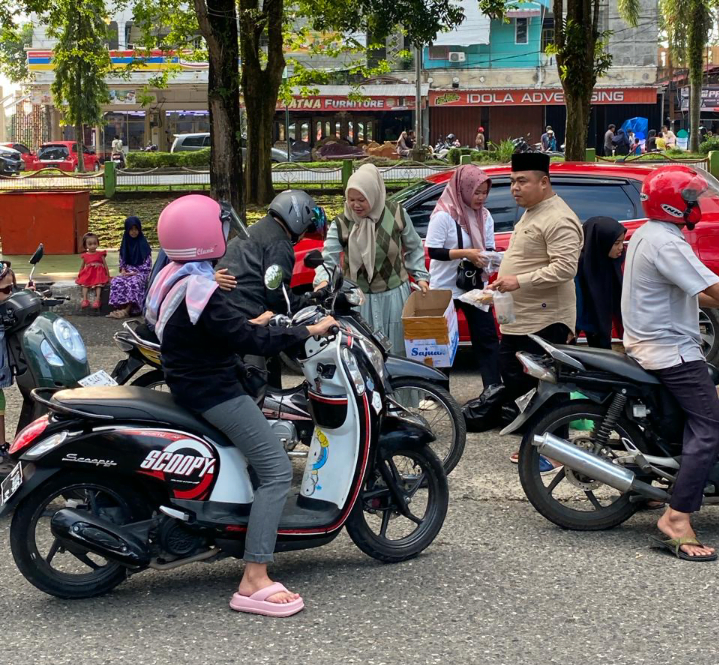 Sekretariat Dewan Perwakilan Rakyat Daerah (Sekwan) Merangin membagikan makanan untuk berbuka puasa atau takjil ke pengguna jalan di depan kantor lama bupati Merangin. Selasa (19/3/2024) sore.  Sekretariat Dewan Perwakilan Rakyat Daerah (Sekwan) Merangin membagikan makanan untuk berbuka puasa atau takjil ke pengguna jalan di depan kantor lama bupati Merangin. Selasa (19/3/2024) sore.