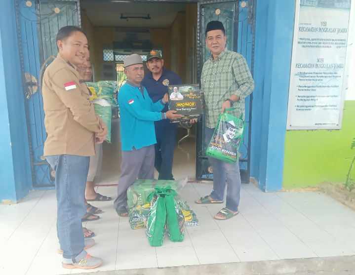 Saat Nilwan Yahya serahkan bantuan sembako untuk warga terdampak banjir di kecamatan Pangkalan Jambu. Minggu (24/3/2024).